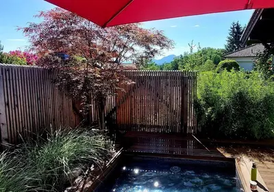 Ein Garten an der Unterkunft Ferienhaus Berge und See mit Whirlpool und Sauna