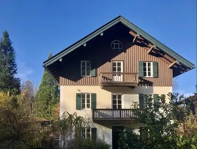 Das Gebäude in dem sich das Ferienhaus befindet
