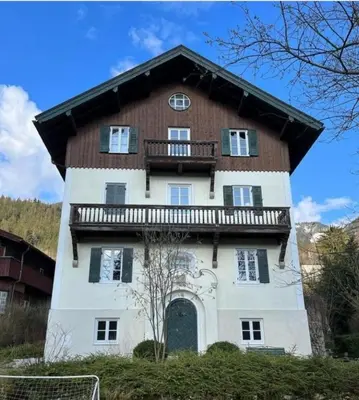 Das Gebäude in dem sich das Ferienhaus befindet