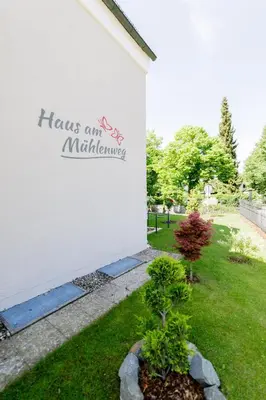 Ein Garten an der Unterkunft Haus am Mühlenweg - modern und lichtdurchflutet