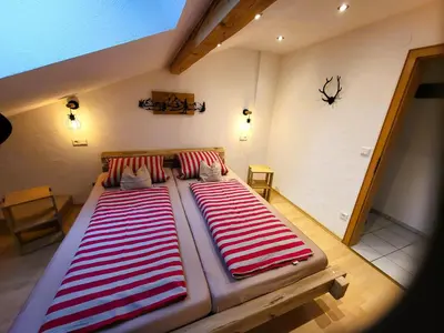 Ein Bett oder Betten in einem Zimmer der Unterkunft Haus Hörterer | Chiemgau Karte