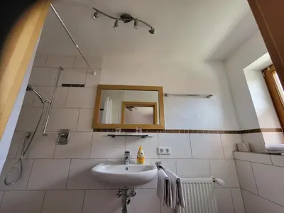 Ein Badezimmer in der Unterkunft Haus Hörterer | Chiemgau Karte