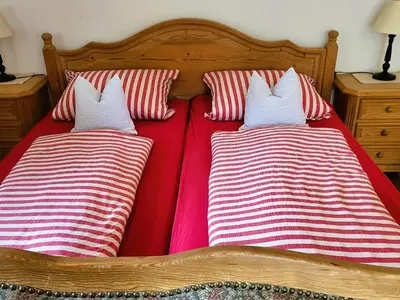 Ein Bett oder Betten in einem Zimmer der Unterkunft Haus Hörterer | Chiemgau Karte