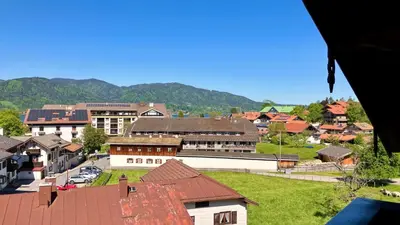 Ein allgemeiner Bergblick oder ein Berglick von der Ferienwohnung aus