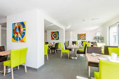 Ein Sitzbereich in der Unterkunft FairSleep Motel Einstein Erding