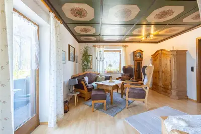 Ein Sitzbereich in der Unterkunft Ferienwohnung Bernauer Ache