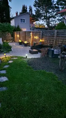 Ein Garten an der Unterkunft FeWo Stephanskirchen