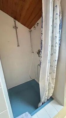 Ein Badezimmer in der Unterkunft Monteurwohnung Vicy mit Gartenblick