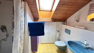 Ein Badezimmer in der Unterkunft Monteurwohnung Vicy mit Gartenblick