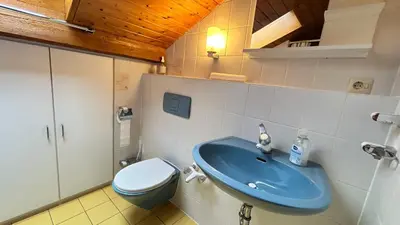 Ein Badezimmer in der Unterkunft Monteurwohnung Vicy mit Gartenblick