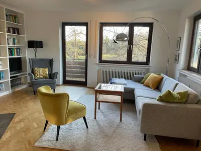 Ein Sitzbereich in der Unterkunft Großzügige individuelle Wohnung am Starnberger See