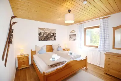 Ein Bett oder Betten in einem Zimmer der Unterkunft See & Bergliebe