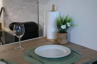 Getränke in der Unterkunft DUTTI'S HOME - Stylisches Apartment, Stellplatz, Küche, Self Check-in