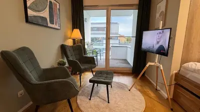 TV/Unterhaltungsangebot in der Unterkunft DUTTI'S HOME - Stylisches Apartment, Stellplatz, Küche, Self Check-in