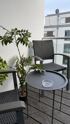 Ein Balkon oder eine Terrasse in der Unterkunft DUTTI'S HOME - Stylisches Apartment, Stellplatz, Küche, Self Check-in