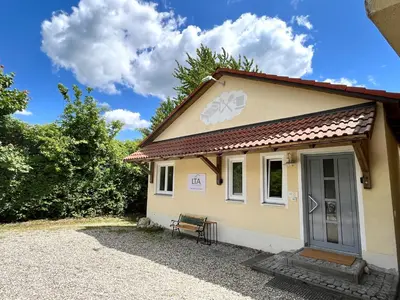 Das Gebäude in dem sich das Ferienhaus befindet