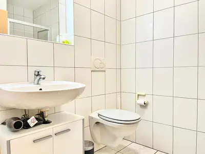 Ein Badezimmer in der Unterkunft LTA Apartment Ingolstadt Irgertsheim-5 Schlafzimmer-Einzelbetten-WLAN-Waschmaschine