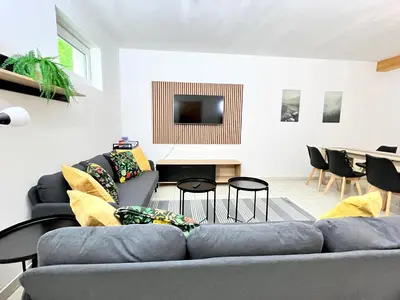 Ein Sitzbereich in der Unterkunft LTA Apartment Ingolstadt Irgertsheim-5 Schlafzimmer-Einzelbetten-WLAN-Waschmaschine