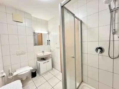 Ein Badezimmer in der Unterkunft LTA Apartment Ingolstadt Irgertsheim-5 Schlafzimmer-Einzelbetten-WLAN-Waschmaschine