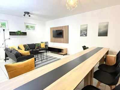 Ein Sitzbereich in der Unterkunft LTA Apartment Ingolstadt Irgertsheim-5 Schlafzimmer-Einzelbetten-WLAN-Waschmaschine