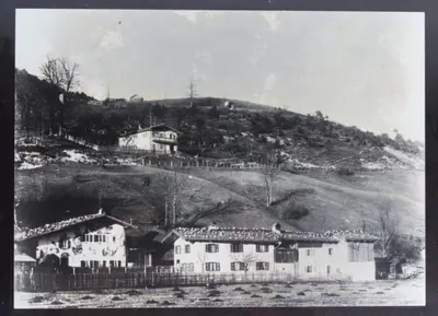 Ein allgemeiner Bergblick oder ein Berglick von des Ferienhauses aus