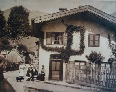 Das Gebäude in dem sich das Ferienhaus befindet