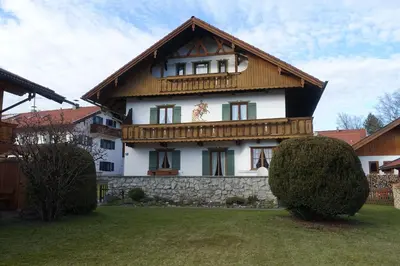 Das Gebäude in dem sich die Ferienwohnung befindet