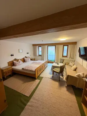 Ein Bett oder Betten in einem Zimmer der Unterkunft FeWo Reiter - Gemütliche Dachgeschosswohnung mit Ausblick