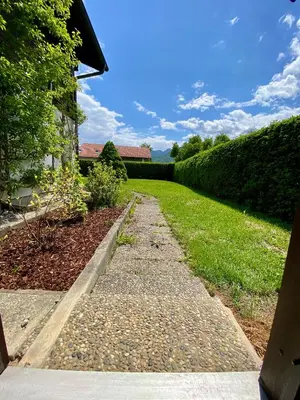 Ein Garten an der Unterkunft Schwanennest am Chiemsee