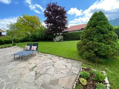 Ein Garten an der Unterkunft Schwanennest am Chiemsee