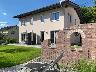 Das Gebäude in dem sich das Ferienhaus befindet