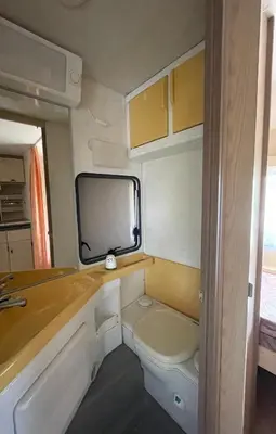 TV/Unterhaltungsangebot in der Unterkunft Campingplatz Wohnwagen mit Vorzelt