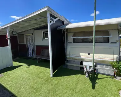 Ein Garten an der Unterkunft Campingplatz Wohnwagen mit Vorzelt