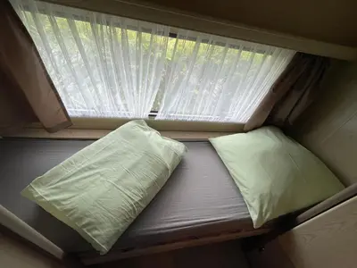 Ein Bett oder Betten in einem Zimmer der Unterkunft Campingplatz Wohnwagen mit Vorzelt
