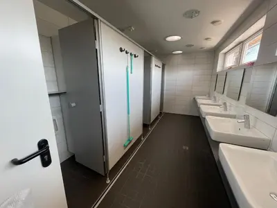 Ein Badezimmer in der Unterkunft Campingplatz Wohnwagen mit Vorzelt