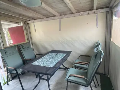 Ein Sitzbereich in der Unterkunft Campingplatz Wohnwagen mit Vorzelt