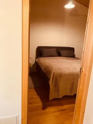Ein Bett oder Betten in einem Zimmer der Unterkunft Gästehäuschen mit Kamin