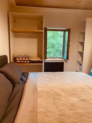 Ein Bett oder Betten in einem Zimmer der Unterkunft Gästehäuschen mit Kamin