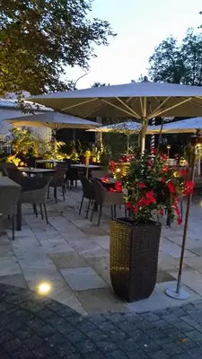 Ein Restaurant oder anderes Speiselokal in der Unterkunft ARTHOTEL Herrsching