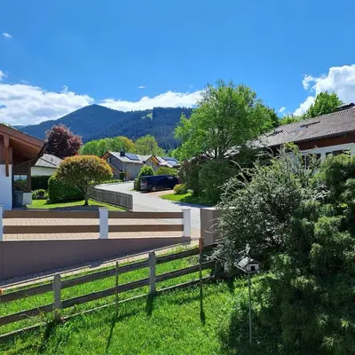 Ein allgemeiner Bergblick oder ein Berglick von der Ferienwohnung aus