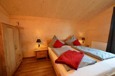 Ein Bett oder Betten in einem Zimmer der Unterkunft Holzar Chalet - Feriendorf Via Claudia Haus 72