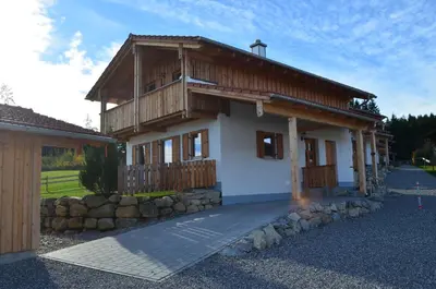 Das Gebäude in dem sich das Ferienhaus befindet