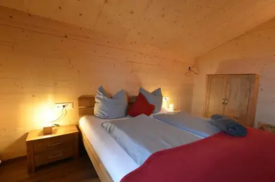 Ein Bett oder Betten in einem Zimmer der Unterkunft Holzar Chalet - Feriendorf Via Claudia Haus 72
