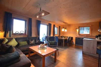 Ein Sitzbereich in der Unterkunft Jägar Chalet - Feriendorf Via Claudia Haus 73
