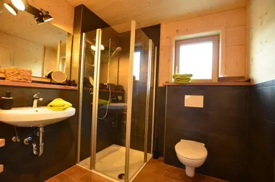 Ein Badezimmer in der Unterkunft Jägar Chalet - Feriendorf Via Claudia Haus 73