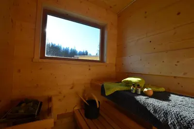 Ein Bett oder Betten in einem Zimmer der Unterkunft Jägar Chalet - Feriendorf Via Claudia Haus 73