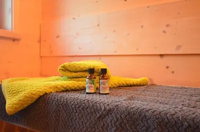 Ein Bett oder Betten in einem Zimmer der Unterkunft Jägar Chalet - Feriendorf Via Claudia Haus 73
