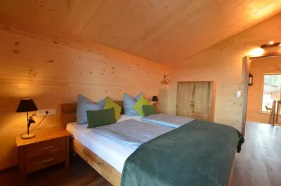 Ein Bett oder Betten in einem Zimmer der Unterkunft Jägar Chalet - Feriendorf Via Claudia Haus 73