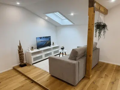TV/Unterhaltungsangebot in der Unterkunft AVINORA Modernes Apartment mit Balkon zwischen Chiemsee und Kampenwand