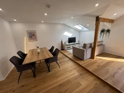 Ein Sitzbereich in der Unterkunft AVINORA Modernes Apartment mit Balkon zwischen Chiemsee und Kampenwand